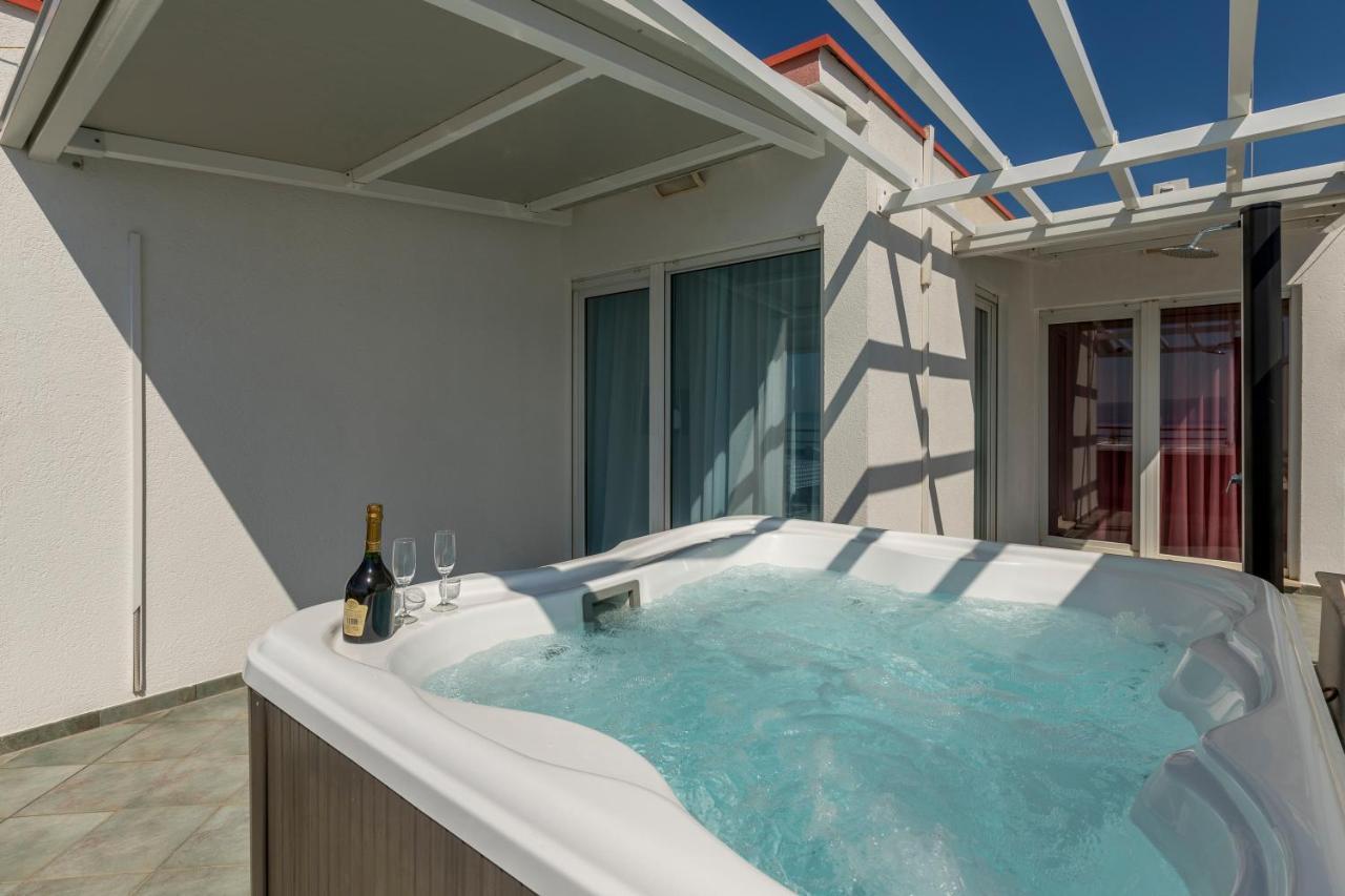 Apartmán Seaside Penthouse With Hot Tub Sky Living Split Exteriér fotografie