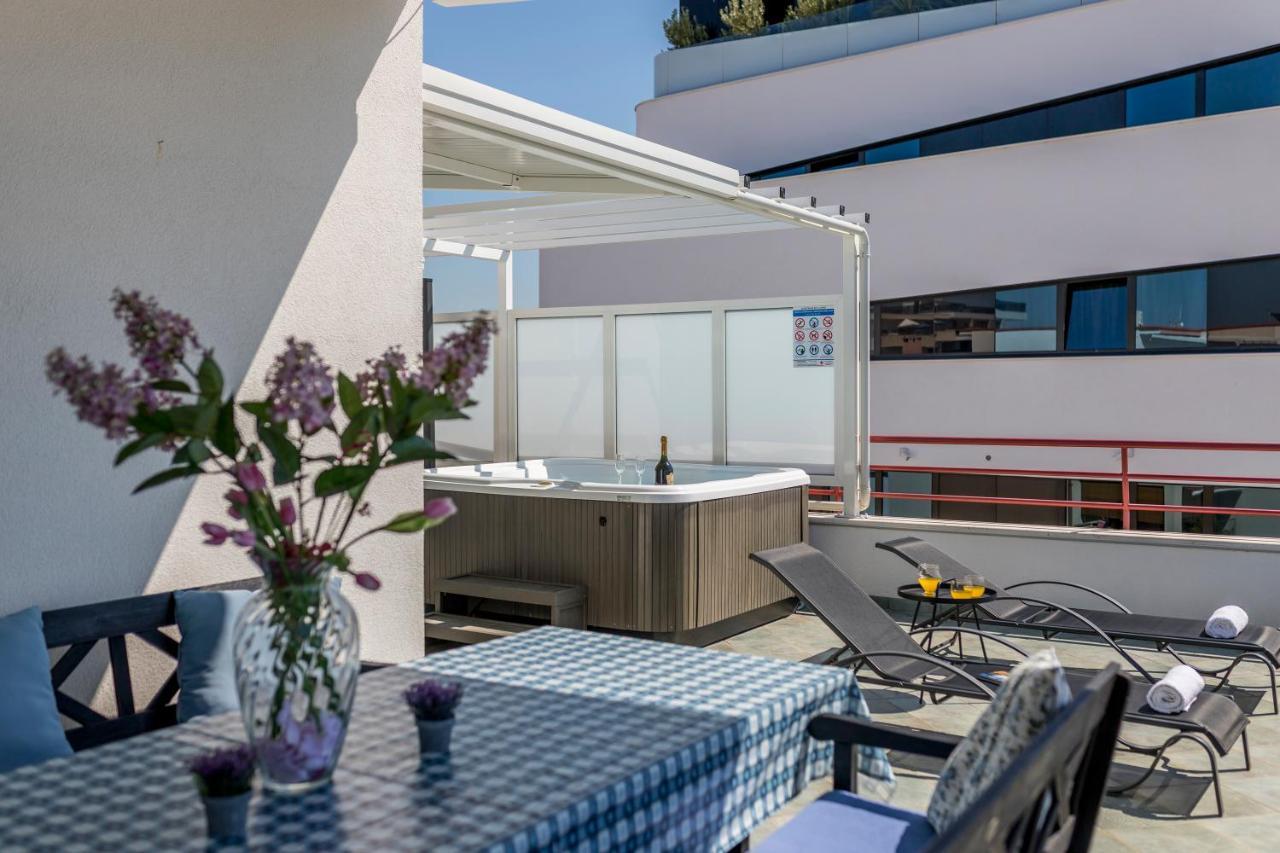 Apartmán Seaside Penthouse With Hot Tub Sky Living Split Exteriér fotografie