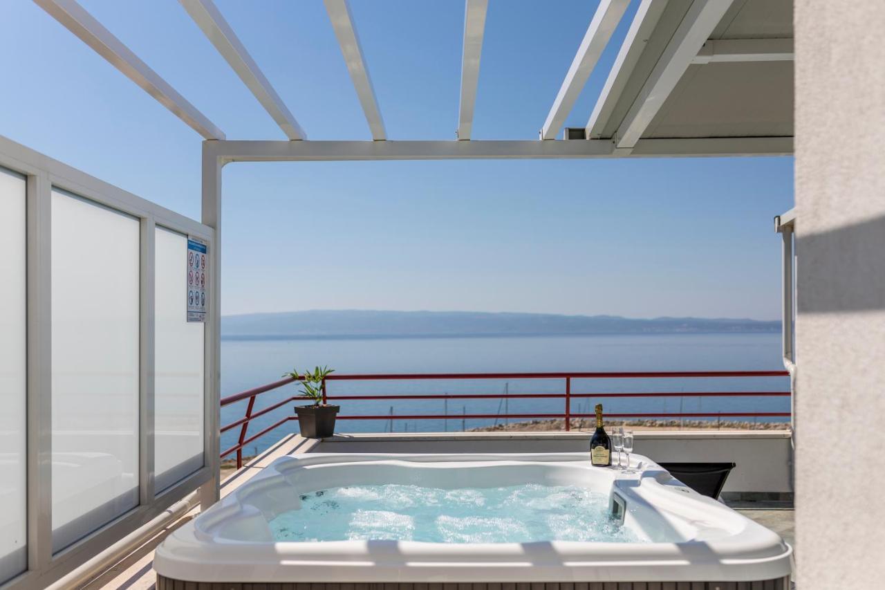 Apartmán Seaside Penthouse With Hot Tub Sky Living Split Exteriér fotografie