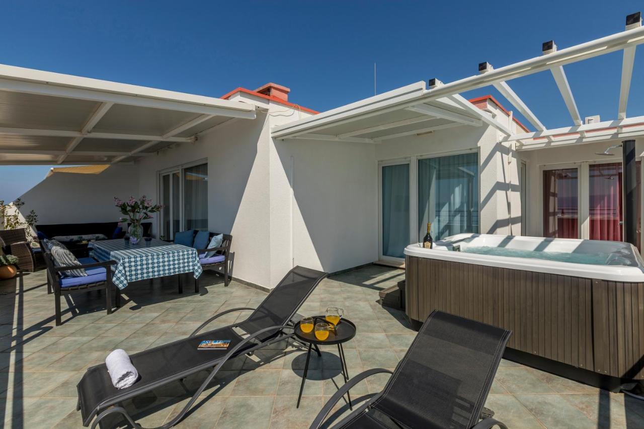 Apartmán Seaside Penthouse With Hot Tub Sky Living Split Exteriér fotografie