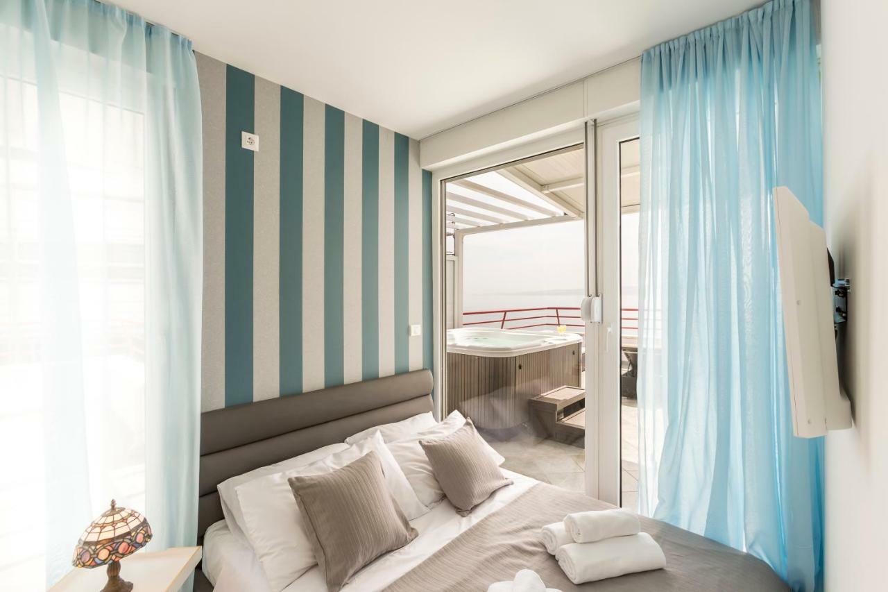 Apartmán Seaside Penthouse With Hot Tub Sky Living Split Exteriér fotografie