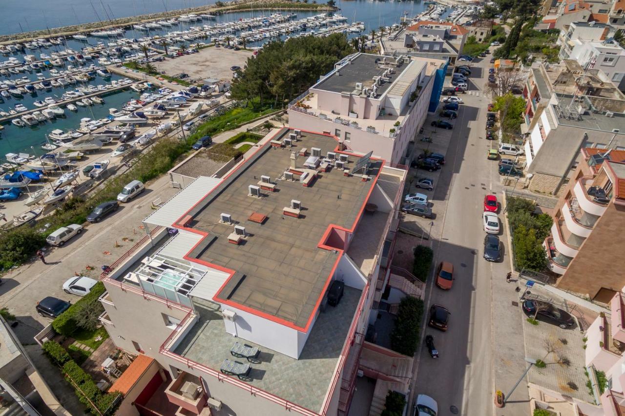 Apartmán Seaside Penthouse With Hot Tub Sky Living Split Exteriér fotografie