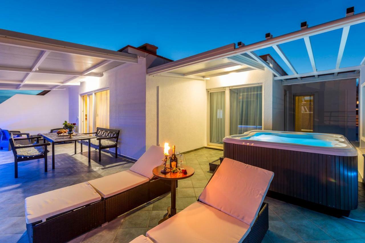 Apartmán Seaside Penthouse With Hot Tub Sky Living Split Exteriér fotografie