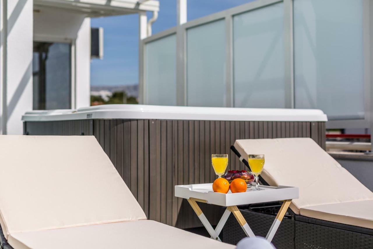 Apartmán Seaside Penthouse With Hot Tub Sky Living Split Exteriér fotografie