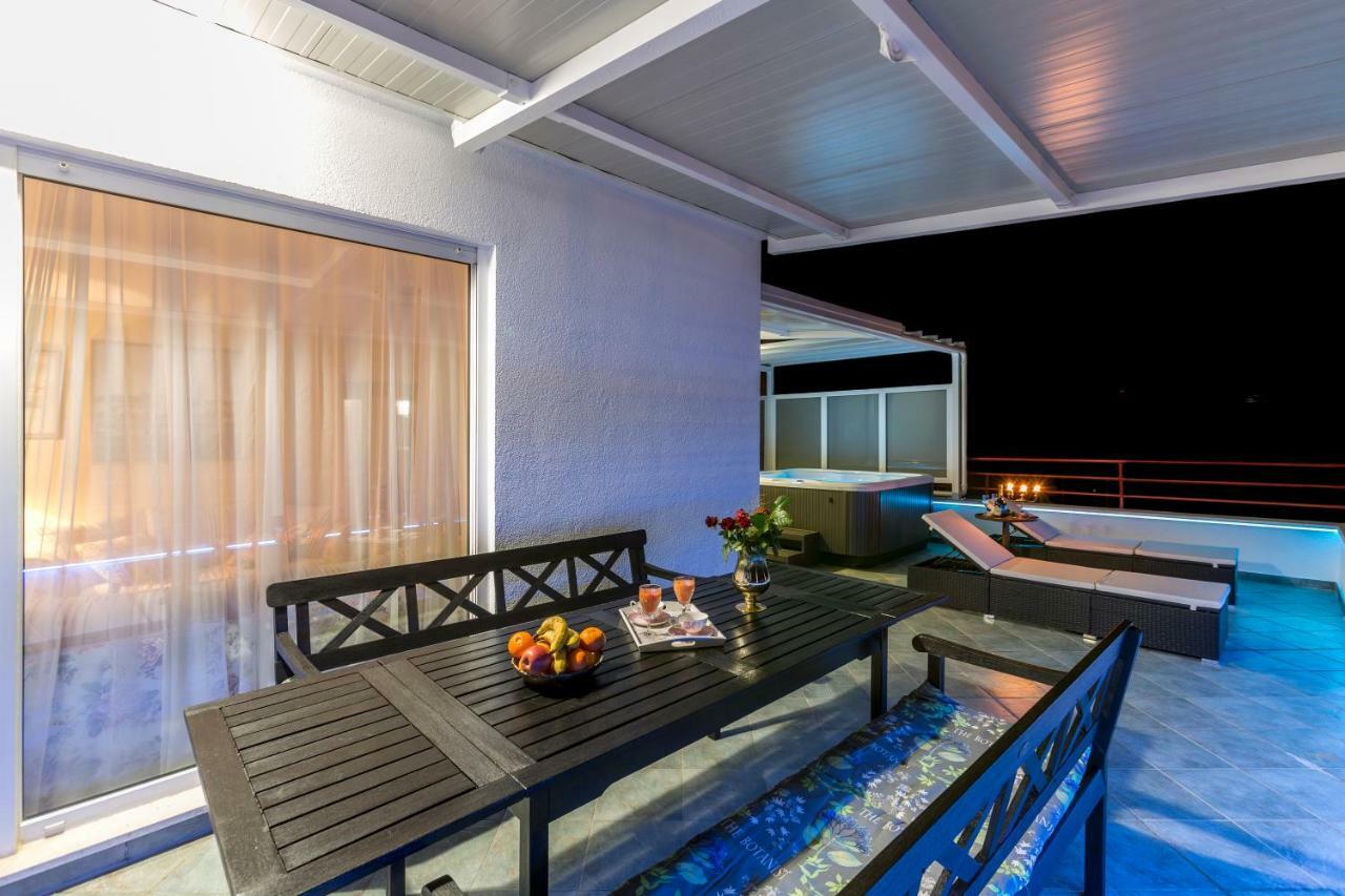 Apartmán Seaside Penthouse With Hot Tub Sky Living Split Exteriér fotografie